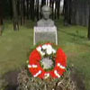 Flores en el busto de Telmo Zarra