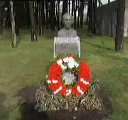 Flores en el busto de Telmo Zarra