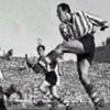Telmo Zarra chutando a puerta