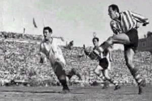 Telmo Zarra chutando a puerta