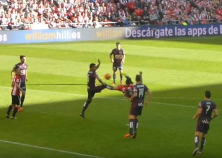 Aritz Aduriz marca un golazo de tijera al Eibar en San Mamés