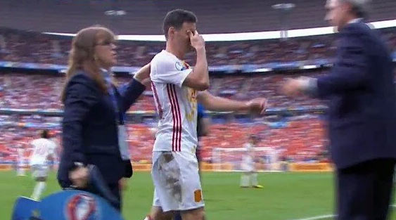 Aritz Aduriz es sustituido tras lesionarse en el España-Italia
