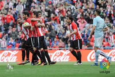Aduriz celebra el gol de penalti ante el Celta
