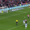 Aritz Aduriz durante el lanzamiento de penalty que adelantaba a los leones ante la Real