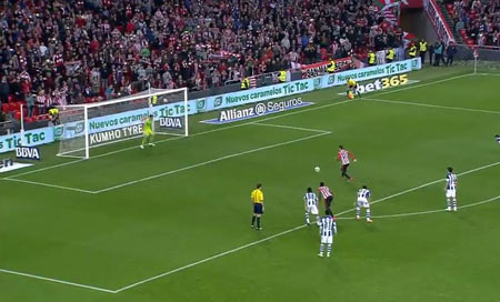 Aritz Aduriz durante el lanzamiento de penalty que adelantaba a los leones ante la Real