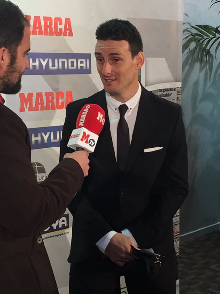 Aritz Aduriz atiende a la prensa tras recibir el Trofeo Zarra 2014/15