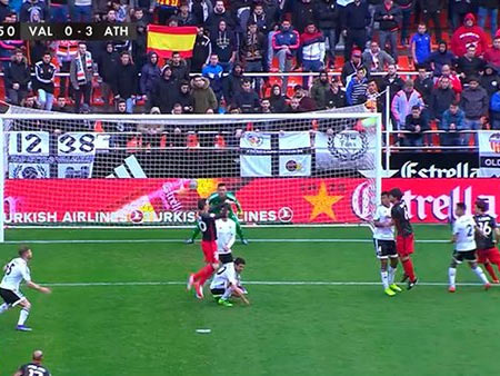 Aritz Aduriz salta a rematar el gol que supuso su 27º en lo que llevamos de temporada