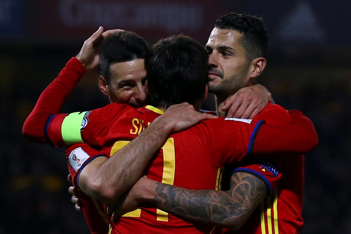 Aritz Aduriz celebrando un gol ante Macedonia