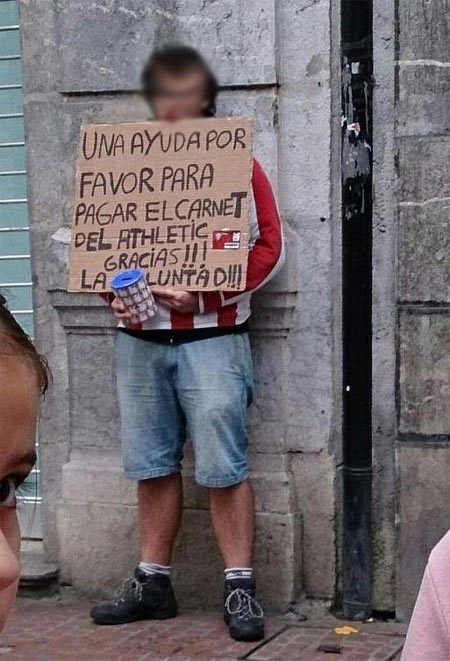 Un aficionado del Athletic pide en la calle...para pagar el carné del Athletic