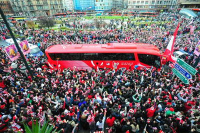 Aficionados del Athletic acompañan al autobús del Athletic