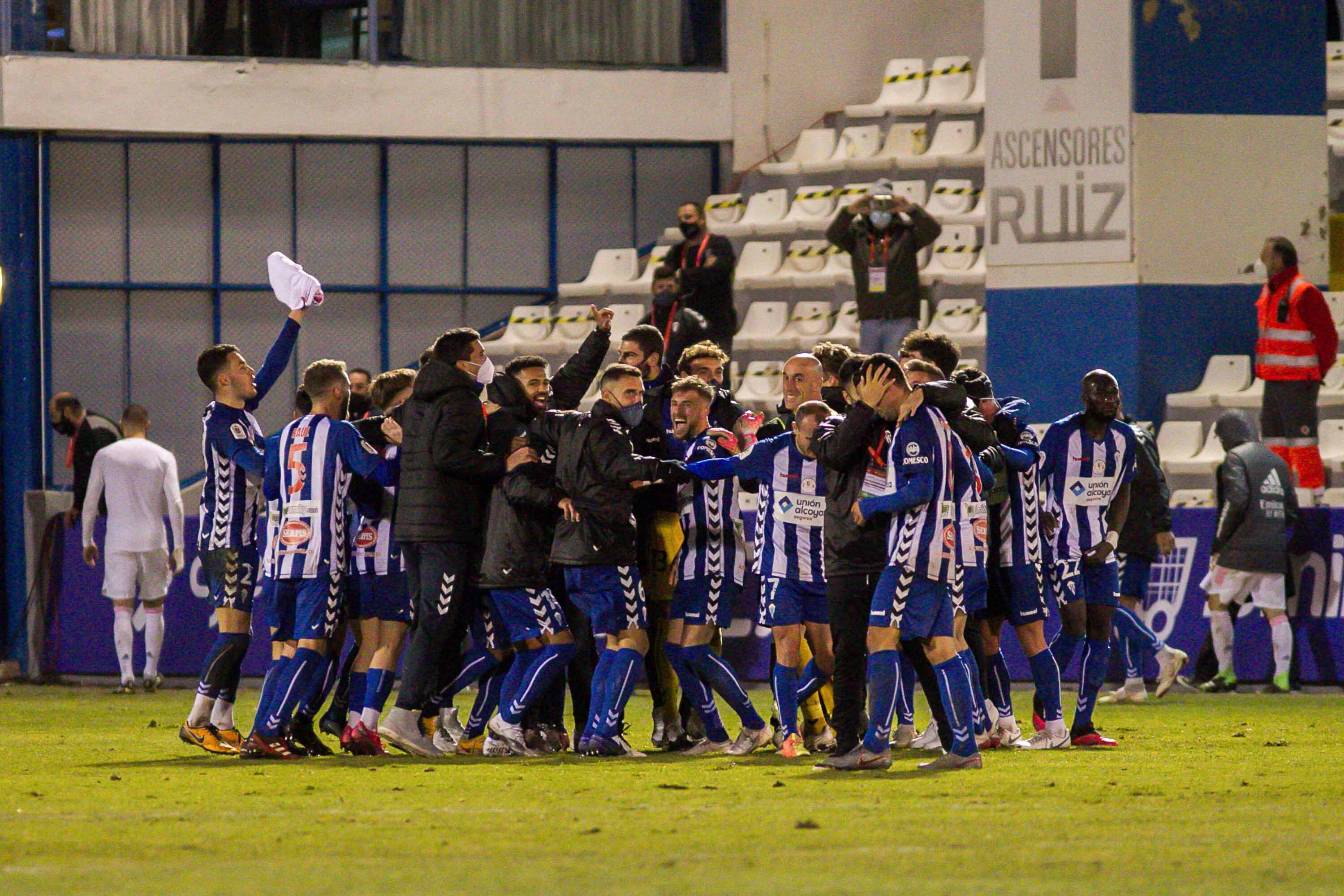 Los jugadores del Alcoyano celebran su victoria ante el Real Madrid. 