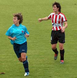 Amaia Olabarrieta junto a la jugadora del Estudiantes Edite