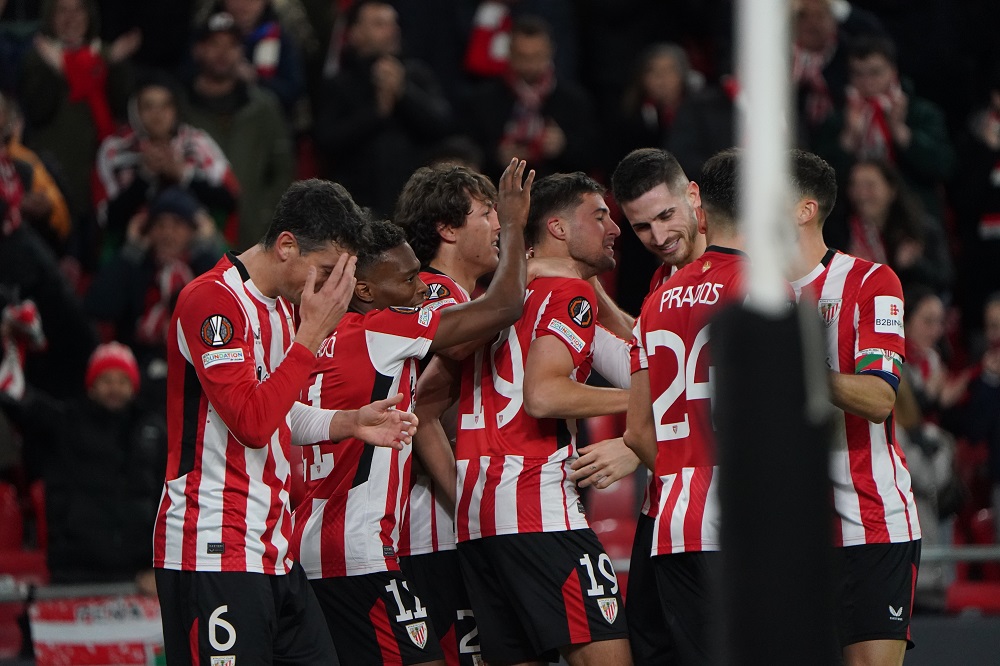 Los rojiblancos felicitan a Martón por su primer gol con el Athletic.