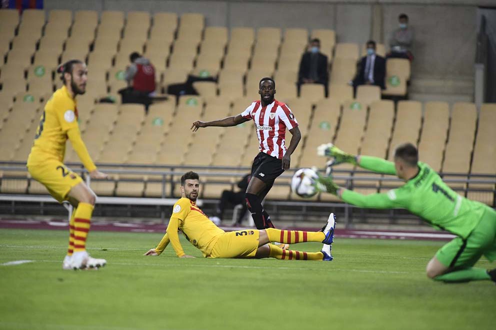 Williams intenta batir a Ter Stegen en la final celebrada en la Cartuja.
