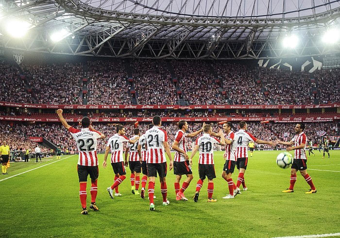 El Athletic celebra el segundo gol de Raúl García