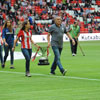 Las jugadoras del Athletic femenino saltan al terreno de juego con la copa de la Liga