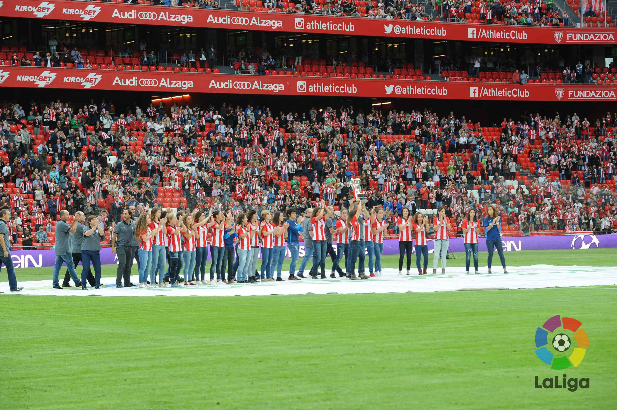 Las jugadoras del Athletic femenino saltan al terreno de juego con la copa de la Liga