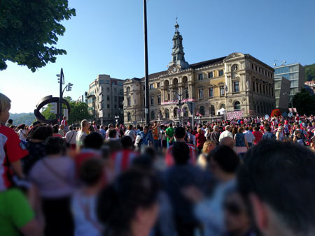 Las jugadores del Athletic celebran el título de Liga desde el balcón del Ayuntamiento de Bilbao