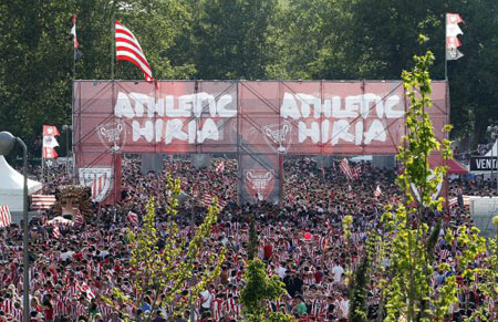 La afición del Athletic en el Athletic Hiria durante la Final de Copa de 2012 en Madrid