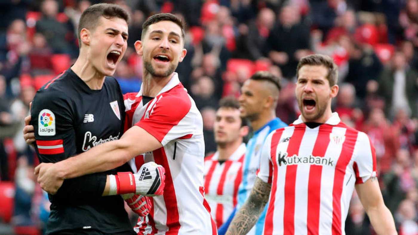 Yeray abraza a Kepa tras parar un penalti