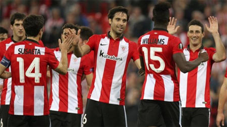 El Athletic celebra el gol de Aduriz ante el Partizan