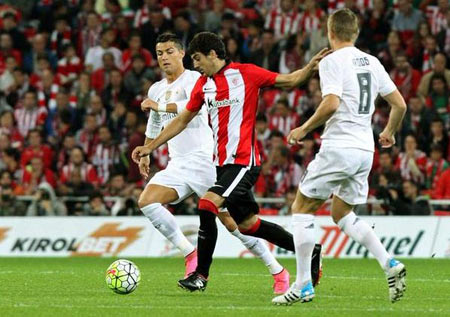Mikel San José durante un lance ante el R.Madrid