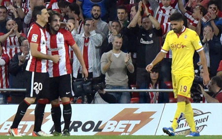 Aduriz y Beñat se abrazan tras el segundo gol del delantero donostiarra