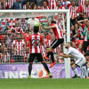 Laporte remata de cabeza un córner ante el Valencia