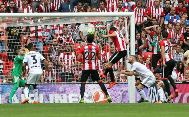 Laporte remata de cabeza un córner ante el Valencia