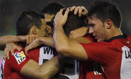 Los jugadores del Athletic celebran el gol de Williams ante el Betis