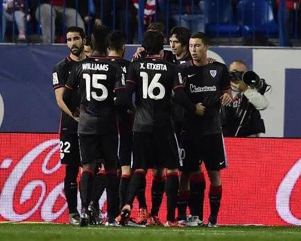 Los jugadores del Athletic celebran el gol de Laporte ante el Atlético