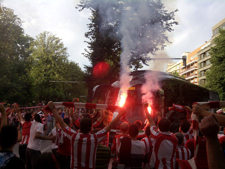 Así recibió la afición del Athletic al autobús del equipo a su llega a San Mamés