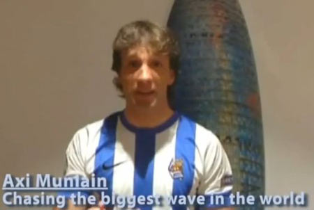 Axi Muniain, conocido surfista guipuzcoano, muestra su apoyo al Athletic