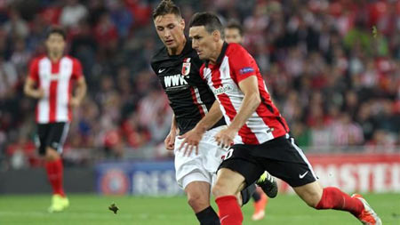 Aritz Aduriz durante un lance ante el AZ Alkmaar
