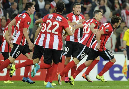 Aritz Aduriz marca ante el AZ Alkmaar y corre hacia el centro del campo