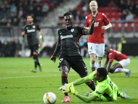 Iñaki Williams en una jugada ante el AZ Alkmaar