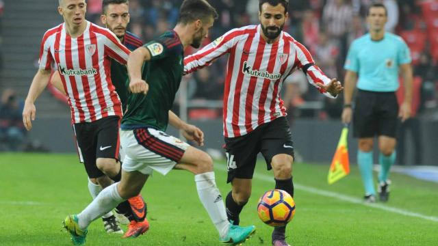 Balenziaga y Muniain durante un lance ante Osasuna