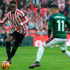 Iñaki Williams en un lance con Berenguer
