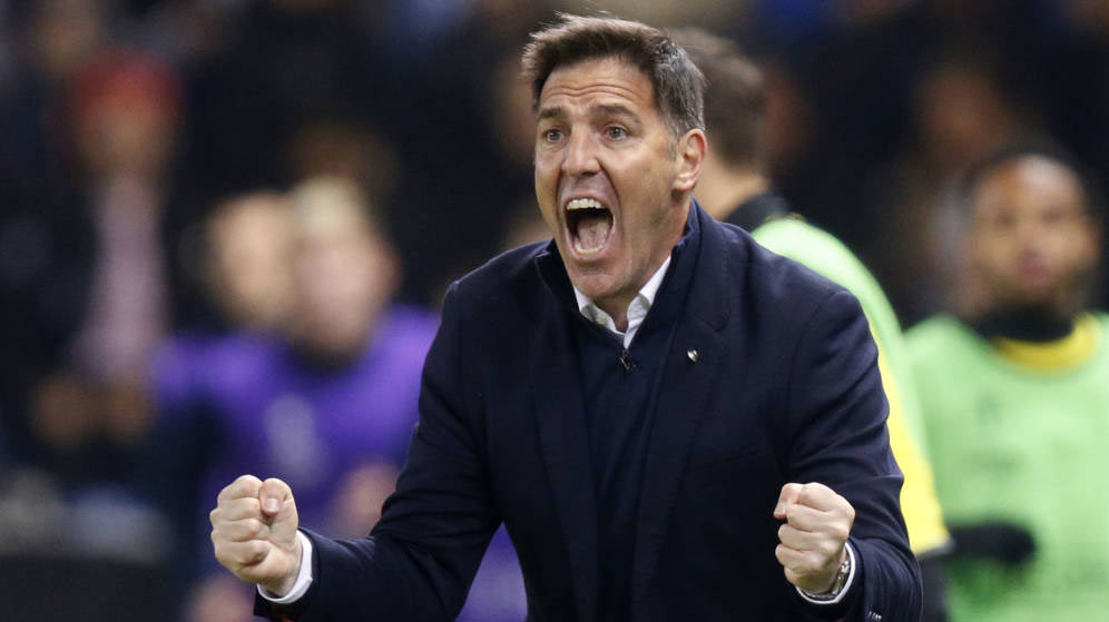 Eduardo Berizzo celebrando un gol en el banqullo del Sevilla