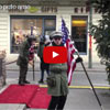 Un militar en el Chekpoint Charlie de Berlin tiene claro quién es el mejor equipo
