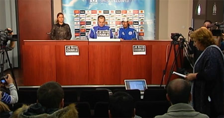 Marcelo Bielsa en rueda de prensa con el Olympique de Marsella