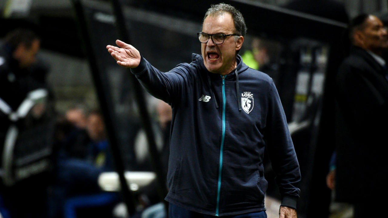 Bielsa siguiendo desde el banquillo el partido ante el Slaven