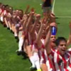 La celebración del ascenso comenzó en el terreno de juego, continuó en el vestuario... y más allá