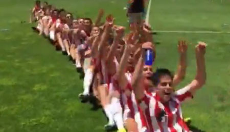 La celebración del ascenso comenzó en el terreno de juego, continuó en el vestuario... y más allá