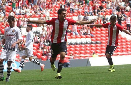 El Bilbao Athletic celebra su primera victoria de la temporada en Segunda