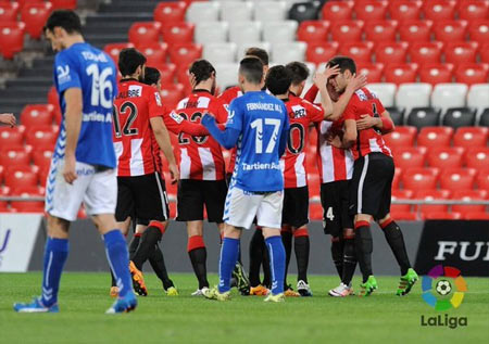 El Bilbao Athletic celebra el gol de Vesga al Oviedo
