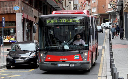 Los autobuses lucen el lema Aupa Athletic en los carteles