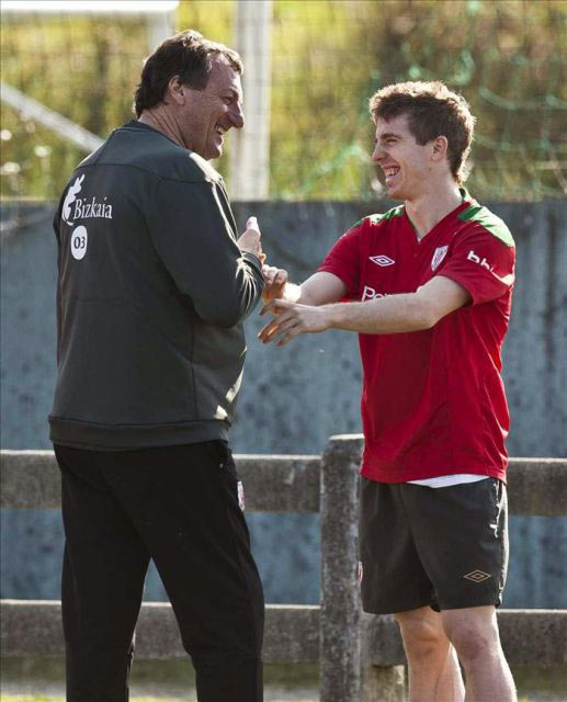 Luis Bonini bromea con Iker Muniain durante un entrenamiento