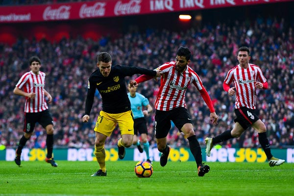 Eneko Bóveda durante un lance ante el Atlético de Madrid