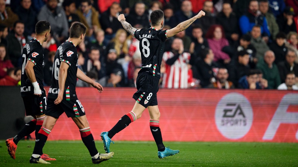 Sancet alza los brazos para celebrar su segundo gol en Vallecas.